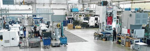 In der SGF-Halle in Kraiburg wurde eine Fertigungslinie für Umformtechnik zur Herstellung eines Bauteils für E-Fahrzeuge installiert.Fotos  SGF
