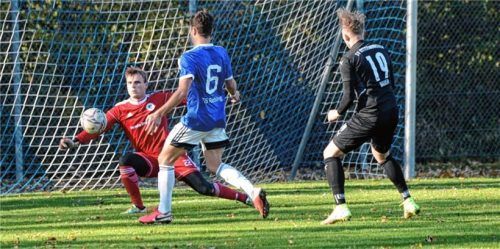 In dieser Szene rettet Raublings Torwart Maximilian Wunderlich noch per Reflex, wenig später erzielte Maxi Bauer (rechts) den Siegtreffer für Ostermünchen.Foto Franz Ruprecht