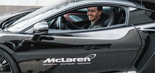 In seinem Element: Für seine Firma „Kaffee und Kurven“ ist Matthias Mauritz in schnellen Autos unterwegs. Fotos RF Photography