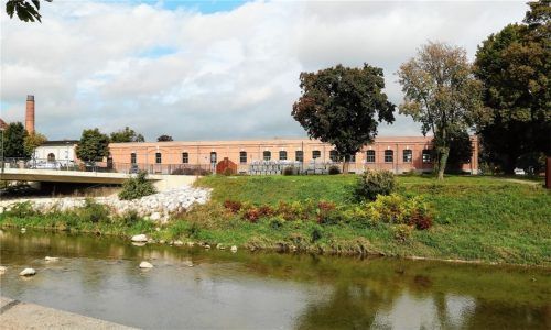 Ins denkmalgeschützte Garnmagazin auf der Spinnereiinsel ziehen Arztpraxen und Büros ein. Der Bauausschuss gab dem barrierefreien Umbau und der Umnutzung des Gebäudes einstimmig gemeindliches Einvernehmen. Foto  Riediger