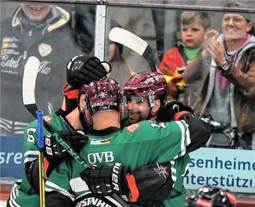 Jubel um den zweifachen Torschützen: SBR-Stürmer Alexander Höller. Foto  Hans-Jürgen Ziegler