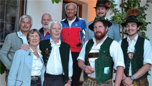 Jubilar Alfons Lotter (vorne, Zweiter von links) neben seiner Frau Christa. Es gratulierten Zweiter Vorsitzender Sepp Kern und Dirigent Martin Kurz von der Musikkapelle Niederaudorf sowie (hinten, von links) Bergwacht-Bereitschaftsleiter Anton Wendlinger, Bergwachtler Hans-Peter Aicher und Horst Kuchenbuch sowie Markus Ziegaus vom Trachtenverein „D`Brünnstoana“ Niederaudorf.Foto Lotter