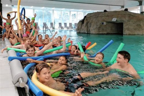 „Juhu, am Morgen gehört die Therme uns!“ Die Söchtenauer Schüler dürfen derzeit nicht in die Polizeisportschule,genießen jetzt Schwimmunterricht in der Chiemgau-Therme.Foto re