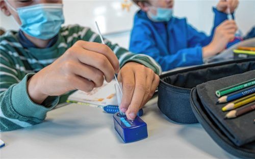 Kam der Abschied von der Maske zu früh? An den Schulen auch in der Region werden zur Zeit besonders viele Infektionen registriert. Foto dpa