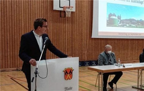 „Kein populäres Thema“: Bürgermeister Christoph Schneider (links) bei der Sonderbürgerversammlung. Foto Riedl