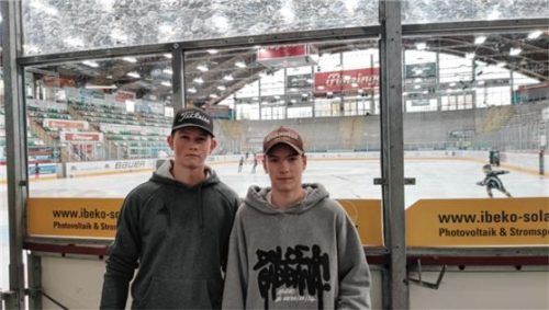 Leo Gschröder und Jonathan Thalhaus freuen sich, endlich wieder aufs Eis zu können. Fotos Schmöller