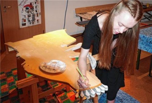 Maria Holzner, 17, hat den Hobbykeller zur Malerwerkstatt umfunktioniert. Auf dem Foto malt sie gerade die Attribute der Hildegard von Bingen.