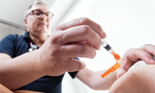 Mehr Aufgaben, nicht unbedingt mehr Ärzte: Derzeit berichten viele Kinder-Mediziner von großem Andrang. Foto dpa