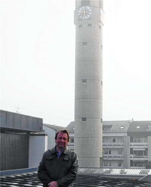 Mesner Roland Schwarzmüller vor dem Turm der Pfarrkirche Wiederkunft Christi. Die Funkuhr stellt sich automatisch um, der Mesner muss das nicht per Hand machen.Foto rIEDIGER