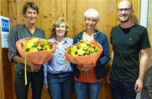 Mit Blumen bedankte sich Vorsitzende Pia Lukas bei Christine Margreiter (links) und Karen Pape (rechts) und begrüßte Simon Wastlhuber nach der Vorstandswahl der DAV-Sektion Bergbund.Foto re