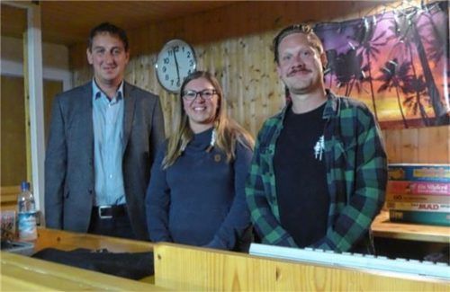 Mit dem Leiter des Jugendtreffs, Michael Hofmann (rechts), freuen sich Bürgermeister Herbert Strauch und die Jugendbeauftragte der Gemeinde, Sandra Huber, über den neuen Jugendtreff. Foto vom Dorp