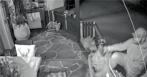 Mit diesen Aufnahmen von der Videokamera wird seitens der Kriminalpolizei nach dem Täter gefahndet. Fotos Polizei