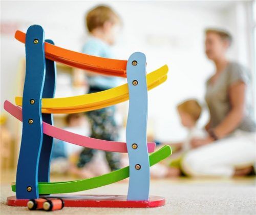 Mit Kindern arbeiten, das macht vielen Menschen Spaß. Kinderpfleger oder Erzieherin kann man auch werden, wenn man schon einen anderen Beruf hat. Foto dpa