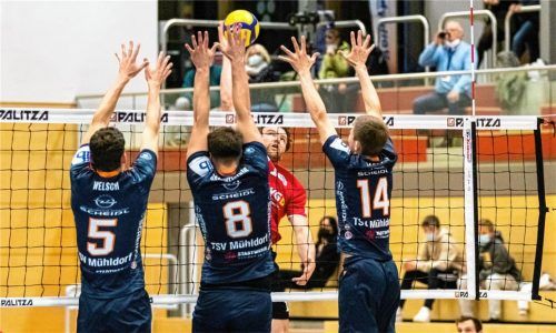 Mit vereinten Kräften gegen Delitzschs Angriffsbemühungen: Laurenz Welsch , Flo Gschwendtner und Fabian Bartsch (von links) ließen nichts anbrennen.Foto Bartsch