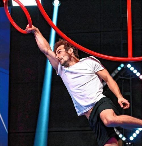 Mit vollem Einsatz dabei: Auch für Topathleten wie Benni Grams schafft Florian Schiffer herausfordernde Hindernisse, die es zu überwinden gilt. Foto rtl