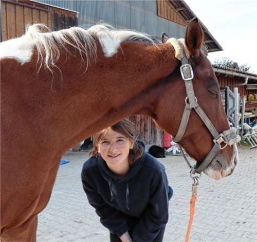 Mitglieder des Voltigiervereins wie Rosalie Beer hoffen darauf, dass bald ein drittes Pferd in den Stall kommt. Foto re