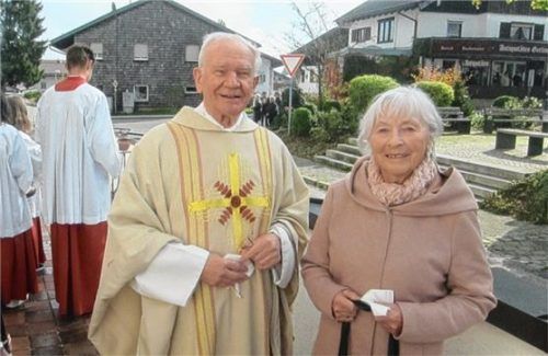 Monsignore Konrad Kronast mit Papstcousine Wilma Jetzfellner. Foto Nußbaum