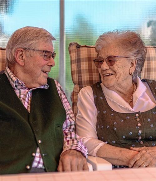 Nach der Arbeit zusammenzusitzen und sich miteinander zu unterhalten ist für Elisabeth und Ludwig Weichselbaumer der Schlüssel gewesen, um 65 Jahre lang ein durchaus glückliches Paar zu bleiben. Foto Thomae