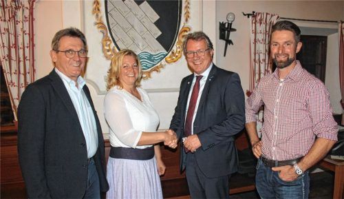 Nach der Nominierung von Susanne Grandauer zur CSU/FWG-Kandidatin für das Bürgermeisteramt in Nußdorf gehörten (von links) Peter Moser (Vorsitzender des CSU-Ortsverbands Nußdorf), Wahlleiter Klaus Stöttner (MdL, CSU) und Christian Niederthanner (Sprecher der FWG) zu den ersten Gratulanten.Foto steffenhagen
