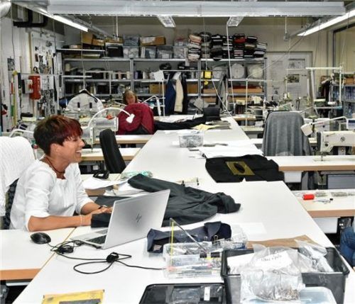 Nachbessern: Kerstin Häußermann (links) und ihre Mitarbeiterinnen in der Schneiderei korrigieren Ware, die vom Hersteller nicht sauber produziert wurde.
