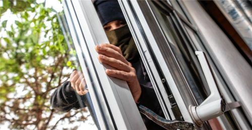 Nachdem er aus einer Klinik geflohen war, brach ein 22-jähriger Mann in drei Lokalitäten ein. Dafür und für weitere Straftaten muss der Mann jetzt eine Haftstrafe antreten. Foto dpa