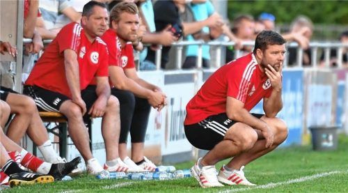 Nachdenkliche Mienen beim TSV 1860 Rosenheim (von links): Der Sportliche Leiter Hans Kroneck, Abteilungsleiter Alexander Neiser und Trainer Florian Heller. Foto Zink