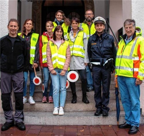 Nachwuchs für sichere Schulwege: Christoph Hartl (Dritter von rechts) wies gemeinsam mit Polizeioberwachtmeister Thomas Unterlinner (Zweiter von rechts) und dem Vorsitzenden der Rosenheimer Verkehrswacht, Franz Polland, die neuen Verkehrshelfer ein. Foto Kirschner.