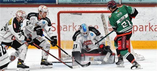 Nur ein Bauchschuss: Riesenchance für Alexander Höller, als die Starbulls noch in Führung lagen. Foto Hans-Jürgen Ziegler