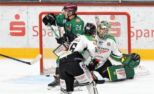 Pech für die Starbulls und Max Brandl: Der Puck landete nur am Pfosten des Höchstadter Tores.Foto  Hans-Jürgen Ziegler