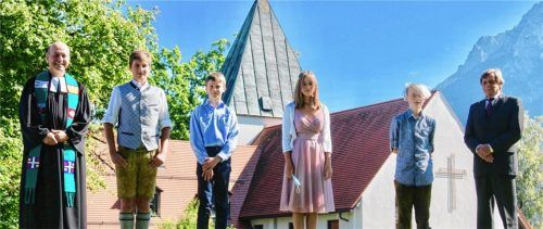 Pfarrer Günter Nun mit seinen Konfirmanden (von links) Moritz Köntopp, Leonhard Löser, Lea Freudemann und Patrick Bialucha sowie Theo Hülder, Vertrauensmann und Jugendbeauftragter im Kirchenvorstand.Foto Schmidt