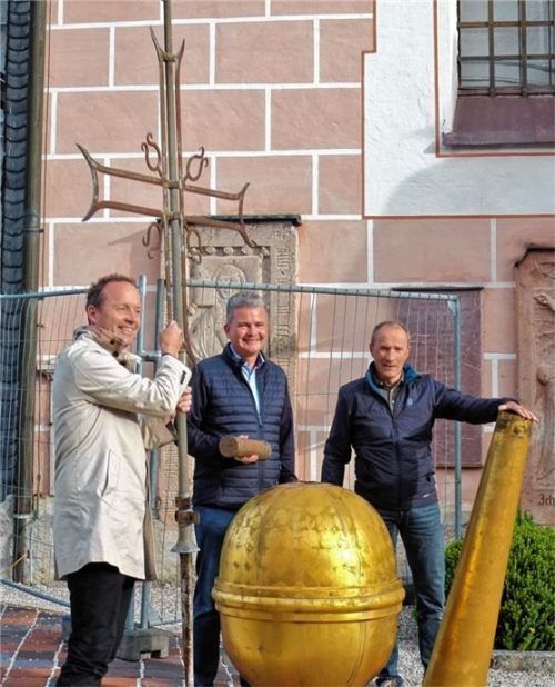 Pfarrer Thomas von Rechberg, Kirchenpfleger Markus Hirtelreiter und Bürgermeister Thomas Kamm (von links) mit der imposanten dreiteiligen Kirchturmspitze.