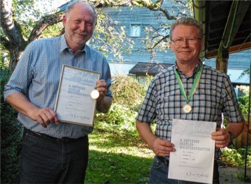 Präsentierten Urkunden und Medaillen der deutschen Meisterschaft im Hochsprung von vor 48 Jahren: Vizemeister Uwe Tobaben aus Buxtehude (rechts) und der Ruhpoldinger Claus Pichler, der den Bewerb gewann. Foto Ludwig Schick