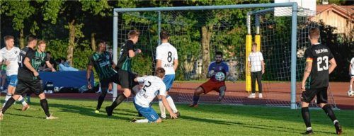 Priens Torhüter Davor Subotic entschärft den Schuss vom Auer Marinus Müllauer. Foto Franz Ruprecht