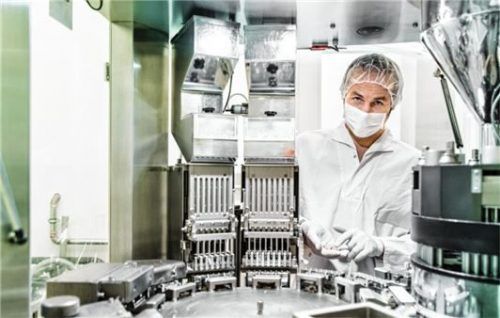 Produktion im Reinraum: Bei der Denava AG werden Omega3-Kapseln hergestellt, aber auch Vitamine und Mineralstoffe. Das Unternehmen aus Edling fertigt auch leere Hartkapseln an.