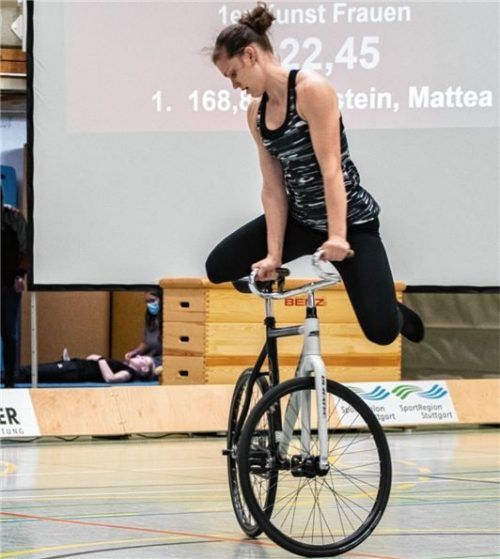 Ramona Dandl von der Soli Bruckmühl beim fünffachen Drehsprung, einer Kombination aus unterschiedlichen Bewegungsabläufen in Schulter, Hüfte und Beinen, bei der stets die Balance und die Vorwärtsbewegung des Rades gehalten werden müssen.Foto Dandl