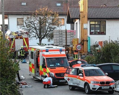 Rettungskräfte an der Baustelle im Edlinger Ortsteil Roßhart, auf der es zu dem Arbeitsunfall gekommen war. Foto Barth