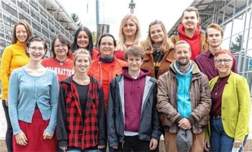 RoMed-Kliniken: Der Bachelorstudiengang Pflegewissenschaft (B.Sc.) der TH Rosenheim kombiniert das pflegewissenschaftliche Studium mit der neuen generalistischen Ausbildung im Pflegeberuf in einem dualen Studiengang in sieben Semestern. Wir kooperieren im dualen Studienmodell als Träger der praktischen Ausbildung und freuen uns daher sehr, dass 12 Student*innen bei uns für den praktischen Teil gestartet sind.