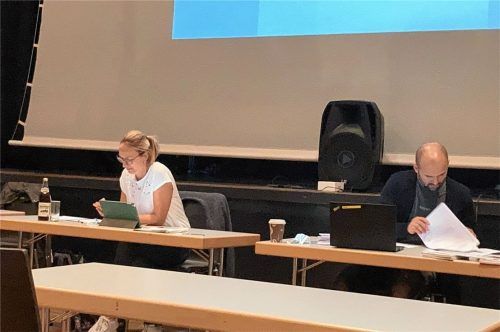 Ruhe vor der Sitzung: Dritte Bürgermeisterin Agnes Bucher und Kämmerer Slaven Jokiç bereiten sich kurz vor Beginn auf die Pruttinger Gemeinderatssitzung im Dorfstadel vor.Foto re