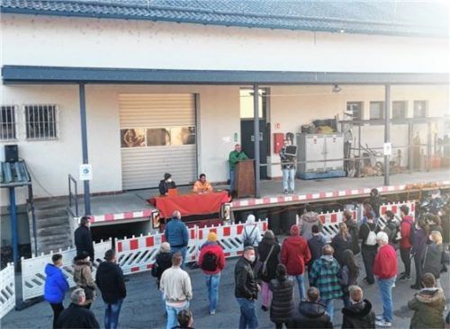 Rund 100 Einwohner versammelten sich zur Versteigerung beim Rosenheimer Fundamt.Fotos Sautter