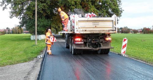 Rund 450 Meter der Schlarbhofener Straße sind fast fertig. Seit Montag wird der Abschluss zum Bankett hin noch mit einer Schutzschicht versehen, sodass kein Wasser eindringen kann. Foto Riediger