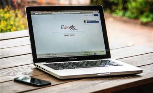 Schon einfache Fragen in Autoforen, wie die nach dem passenden Motoröl, der richtigen Viskosität oder dem korrekten Kühlmittel, können komplett in die Irre führen. Foto Pixabay/377053