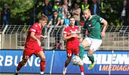 Schweinfurts Ex-Profi Daniel Adlung (rechts) gegen den jungen Rosenheimer Malik Salkic (links).Fotos Michael Hörling