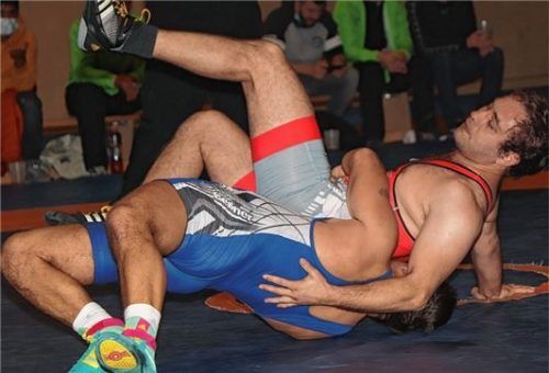 Seine Kämpfe waren wichtig für die Mannschaft: Alexej Patalaschko (blaues Trikot) ging in dieser Saison erstmals auf die Matte.Foto Andreas Wittenzellner