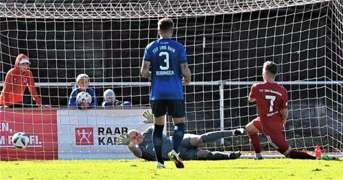 Sekunden vor dem goldenen Tor: Armin Majanovic hat den Nachschuss abgefeuert. Foto Hans-Jürgen Ziegler