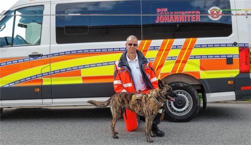 Sie gehen auf die Suche nach Vermissten: Personenspürhündin Ati mit Herrchen Clemens Joos.Foto RE