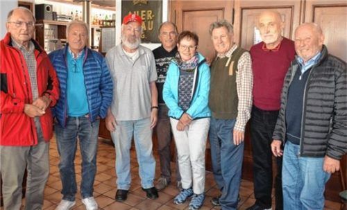 Siegerehrung: (von links) Adolf Kemmer, Wolfgang Berndt, Organisator Sepp Warmedinger, Klaus Hammerschmid, Edeltraud Westermeier, Franz Gritl, Seniorenbeauftragter Dr. Berthold Suldinger und August Bollinger (Tischpreis). Foto Sedlbauer