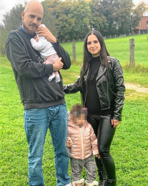 Sind inzwischen in einer Pension untergekommen: Anel Redzic, seine Partnerin Vanessa Müller und die Kinder der beiden. Foto privat