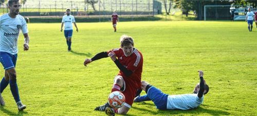 Söllhubens Thomas Prey  versucht selbst im Sitzen noch einen Torschuss. Foto Franz Ruprecht