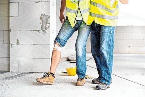 Sorgt der Bauherr nicht für einen ausreichenden Arbeitsschutz von Freunden und Bekannten, haftet er bei einem Unfall. Foto djd/Schutzgemeinschaft für Baufinanzierende/Shutterstock