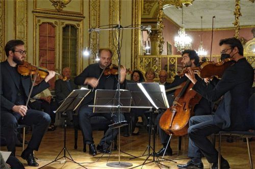 Spielte im Schloss Neubeuern anstelle des Schumann Quartetts: das Münchner Goldmund Quartett mit (von links) Florian Schötz (Violine), Pinchas Adt (Violine), Raphael Paratore (Violoncello) und Christoph Vandory (Viola). Foto Füchtner